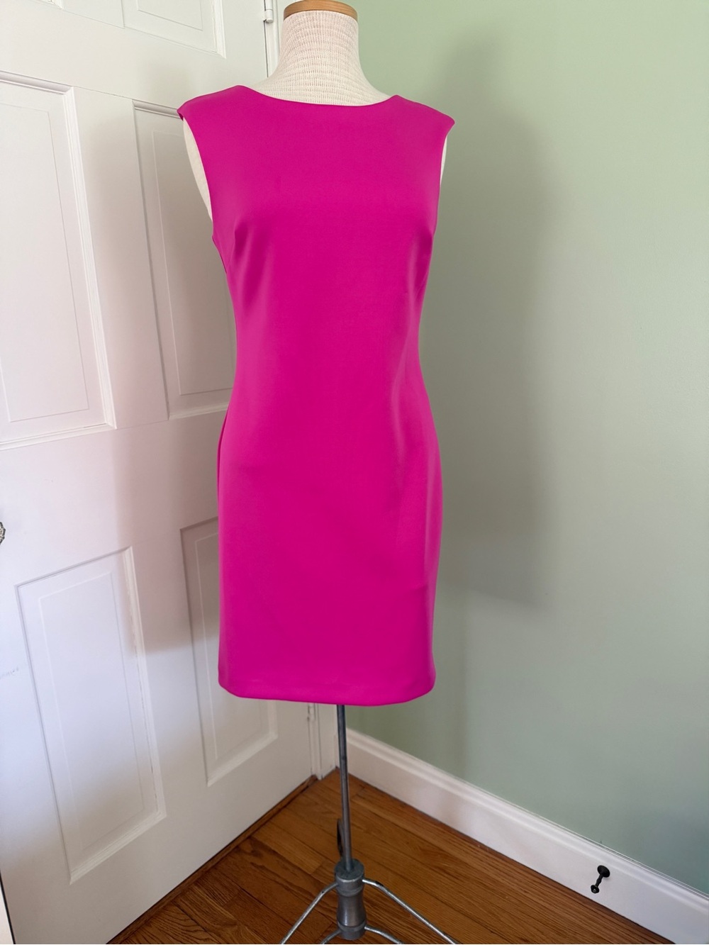 Sleeveless Sheath Dress - Classic Shift Style by Donna Ricco. Size 6